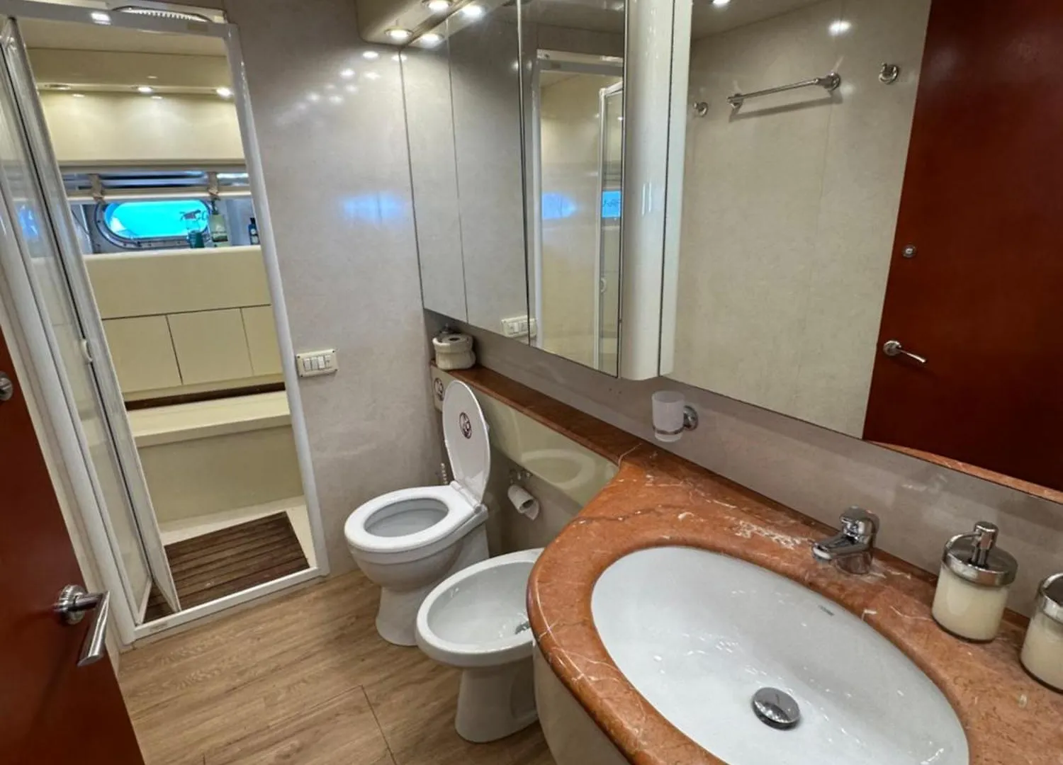 보트호텔 Yacht 20Metros 호텔 산트 아드리아 데 베소스 스페인
